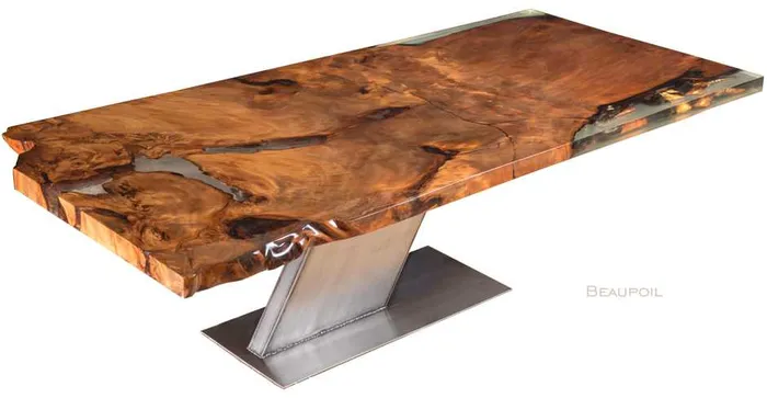 Freigestellter Kauri-Wurzeltisch auf einem handgefertigten Metallfuß