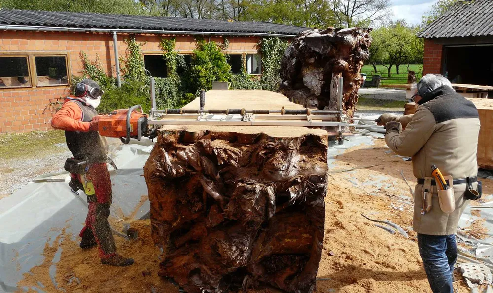 Handwerkliche Bearbeitung einer Kauri-Holzplatte