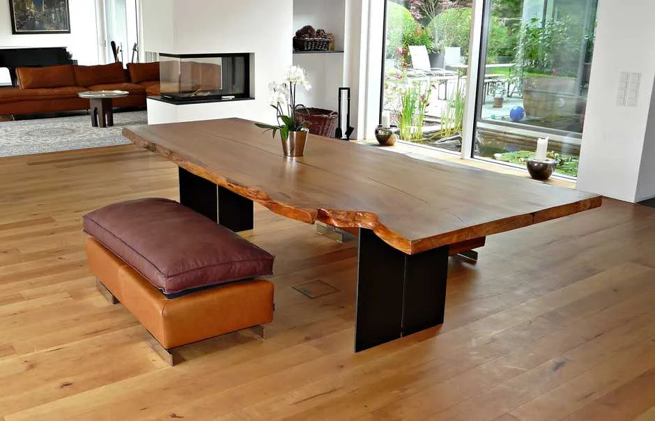 Großer Kauri-Tisch in einem hellen, modern eingerichteten Wohnraum