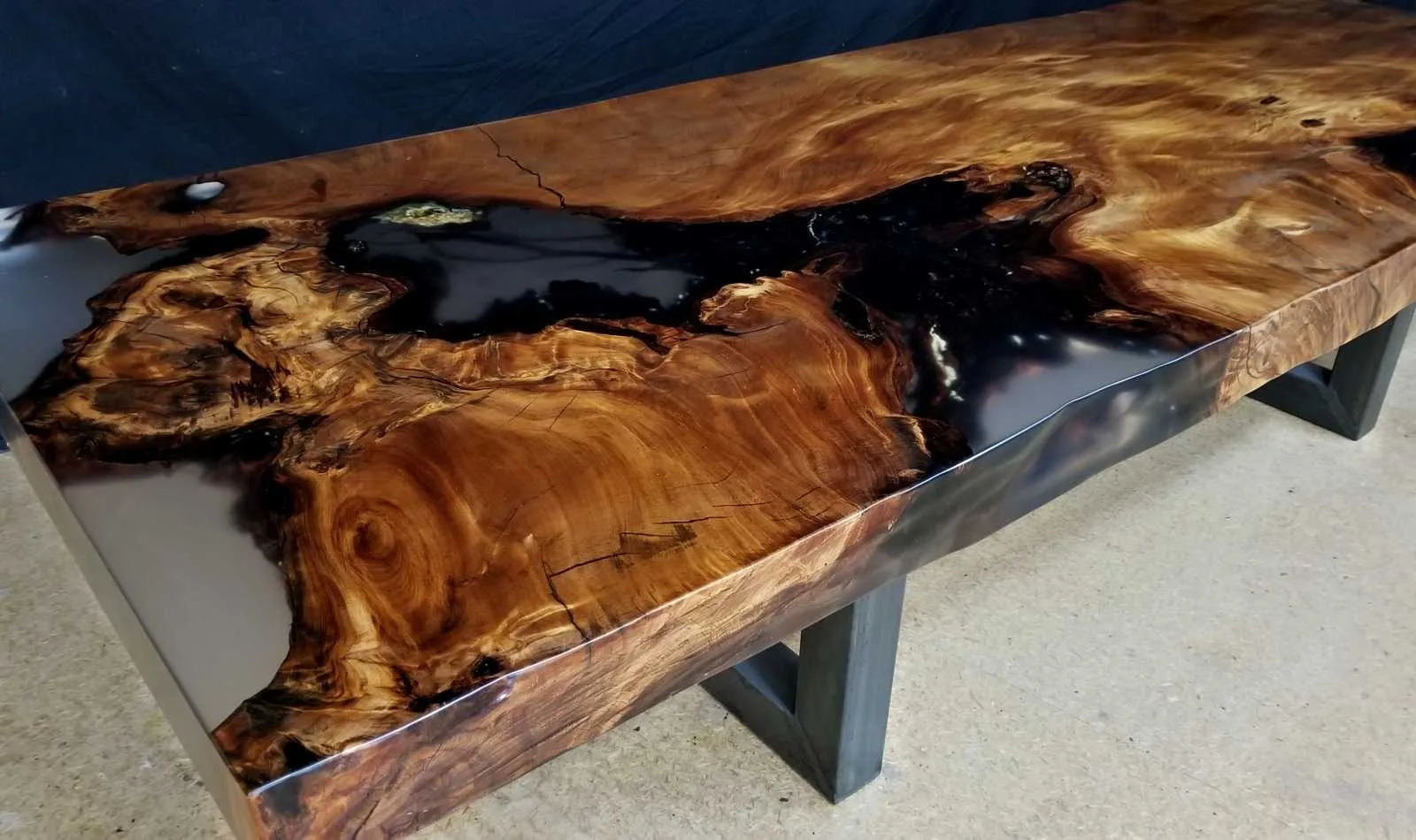 Kauri-Wurzelholztisch mit glänzenden Harzflächen in warmen Bernstein- und Holztönen