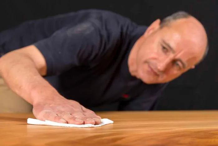 Michael Beaupoil bei der sorgfältigen Bearbeitung einer Kauri-Tischplatte